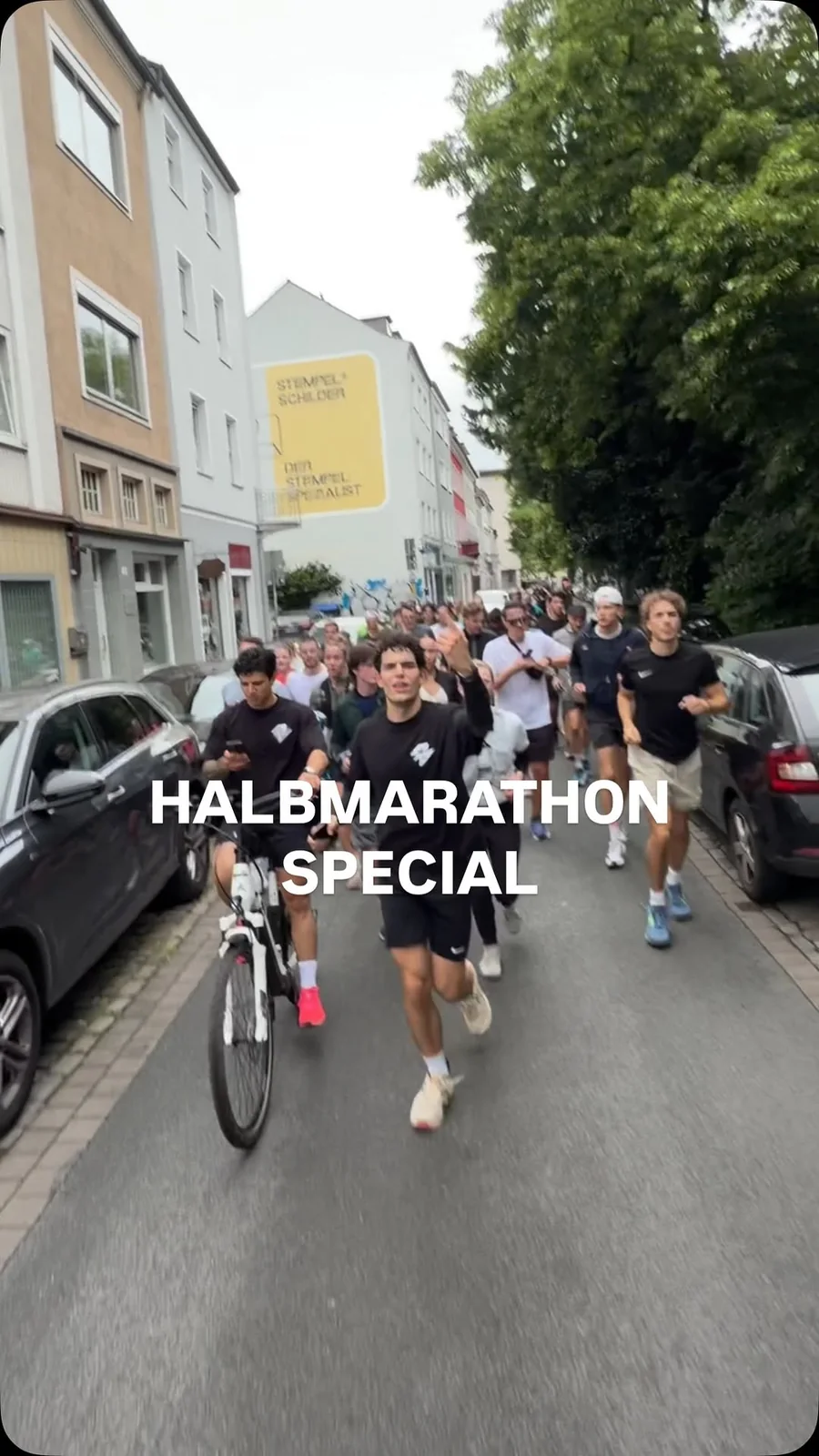 2LATE Läuferinnen und Läufer auf der Straße